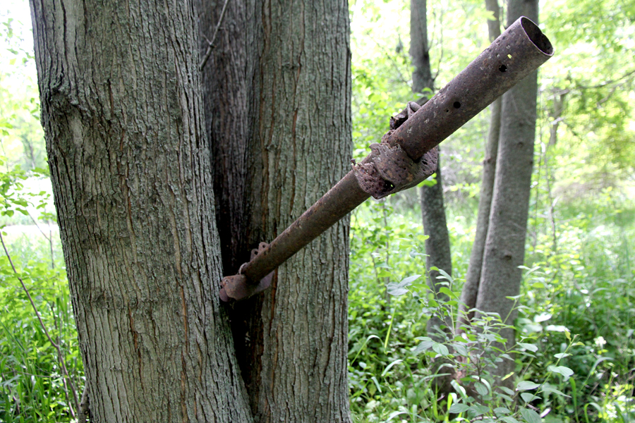 Nippersink fence pole rusted